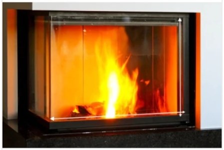Vitre vitrocéramique auto-nettoyante devant un feu de cheminée